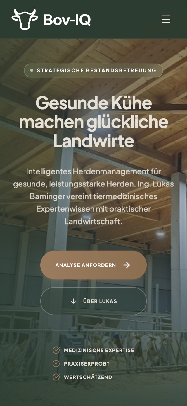 Startseite von bov-iq.com auf dem Handy: „Gesunde Kühe machen glückliche Landwirte“, darunter der Hinweis auf strategische Bestandsbetreuung