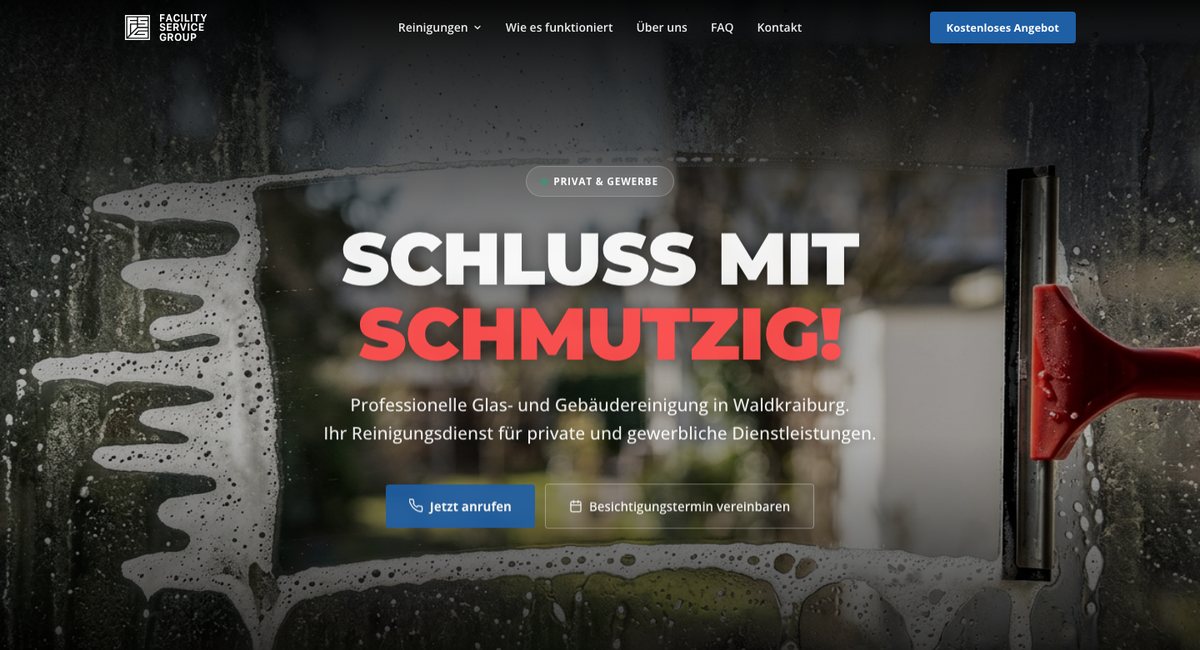 Startseite von facilityservice-group.de: Glasreinigung mit Abzieher vor einer beschlagenen Scheibe