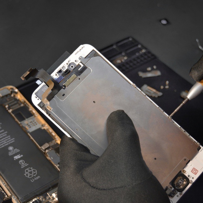 Person repariert ein Telefon